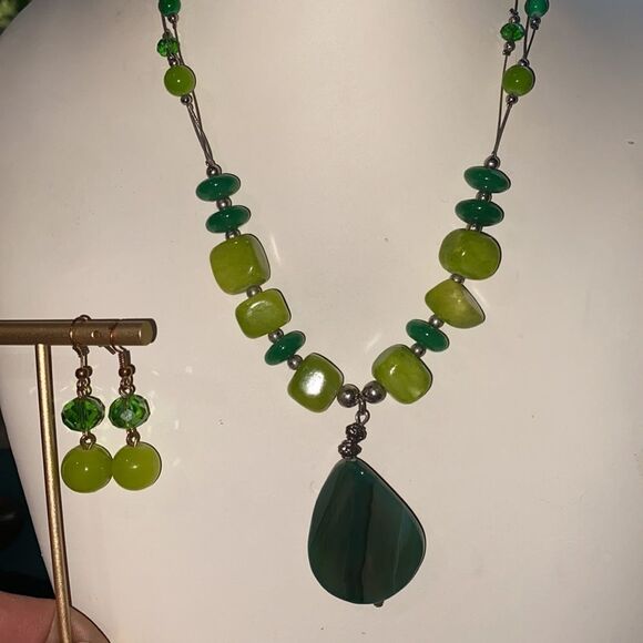 Natural Green Wire Necklace & Matching Natural Green Earrings with French Hooks - Picture 5 of 14